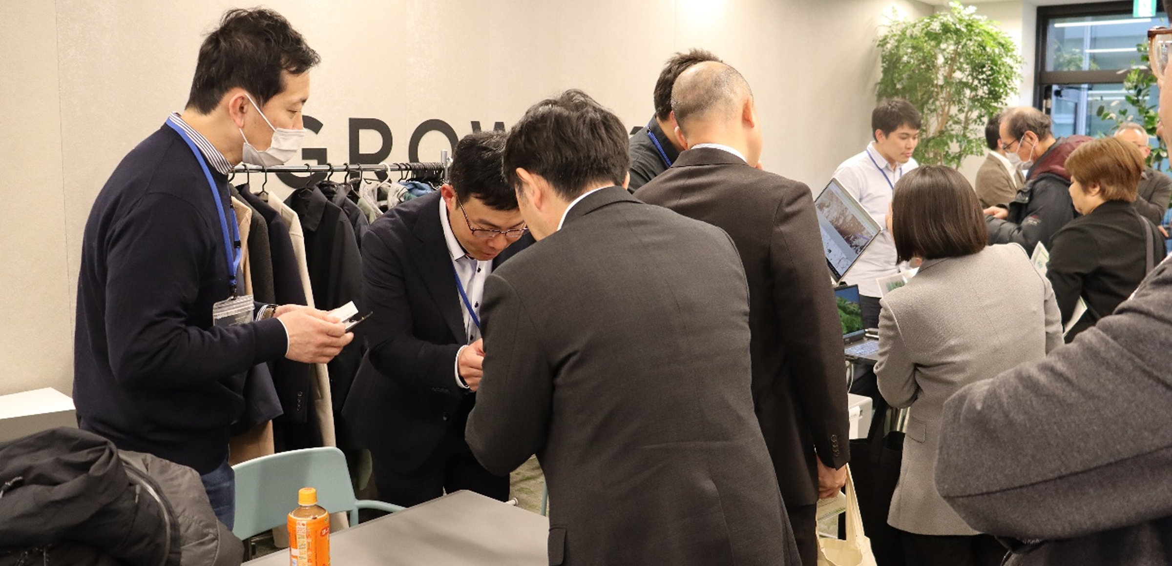 交流会にて名刺交換